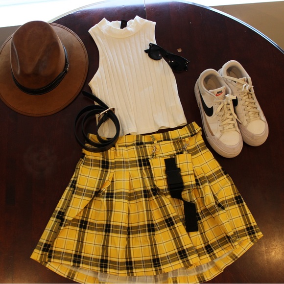 Yellow college style mini skirt medium size and white shirt 🍂🛍️🛒 - Picture 6 of 6